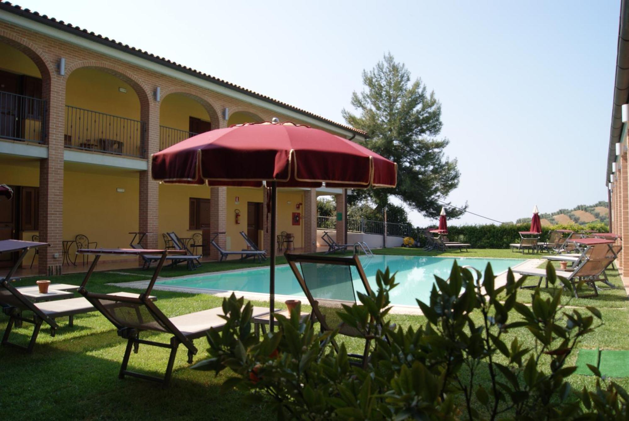Hotel Ristorante Le Querciolaie Dei Ricci ฟอนเตบลันดา ภายนอก รูปภาพ